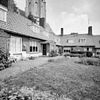 Gevel van huisnr. 17 met voordeur aan de binnenplaats - Middelburg - 20345306 - RCE -  Hofje Onder Den Toren: Gevel van huisnr. 17 met voordeur aan de binnenplaats 