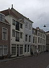 Huis met gepleisterde lijstgevel