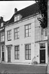 Pand met gepleisterde lijstgevel, lijst met consoles, schuifvensters met brede middenstijl