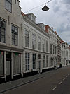 Huis met gepleisterde rechte gevel