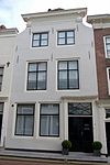 Huis met gepleisterde lijstgevel