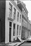 Huis met gepleisterde lijstgevel en zijtrapgevel