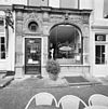 Voorgevel, detail zandstenen winkelpui, voormalige apotheek - Middelburg - 20352517 - RCE -  Apotheek/ Winkel: Voorgevel, detail zandstenen winkelpui, voormalige apotheek (opmerking: Gefotografeerd voor Monumenten In Nederland Zeeland, bladzijde 181) 