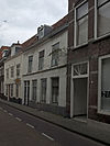 Huis met lijstgevel, gepleisterde onderbouw met dubbele voordeur