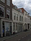 Huis met geverfde rechte gevel