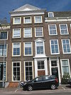 Huis met lijstgevel op hardstenen plint met zwarte banden