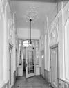 Interieur, de gang in de richting van de voordeur - Middelburg - 20335919 - RCE -  Societeit De Vergenoeging: Interieur, de gang in de richting van de voordeur (opmerking: Gefotografeerd voor Huizen in Nederland, Hendrick de Keyser) 