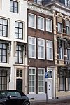 Huis met rechte gevel, kroonlijst met datering 1754 in cartouches en gesneden consoles