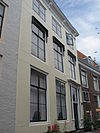 Huis met gepleisterde rechte gevel