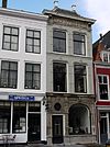 Huis met gecementeerde lijstgevel