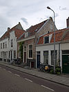 Onderkelderd dwarshuis met geverfde gevel