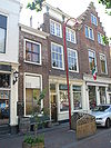 Huis met eenvoudige rechte gevel met gesneden gootconsoles