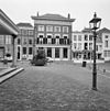 Overzicht voorgevel herenhuis - Middelburg - 20352514 - RCE -  De Groote En De Kleine Christoffel: Overzicht voorgevel herenhuis (opmerking: Gefotografeerd voor Monumenten In Nederland Zeeland, bladzijde 178) 