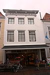 Huis met gepleisterde rechte gevel