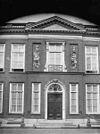 Zicht op middenrisaliet van de voorgevel, versierde deur en middenvenster, gevat tussen vleugelstukken - Middelburg - 20156867 - RCE -  Het Groote Huis: Zicht op middenrisaliet van de voorgevel, versierde deur en middenvenster, gevat tussen vleugelstukken 