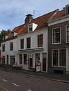 Huis met gepleisterde lijstgevel