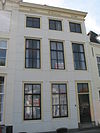 Huis met gepleisterde rechte gevel