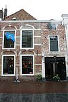 Huis met gepleisterde lijstgevel