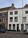 Huis met gepleisterde gevel, in lijst gedateerd 1727