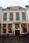Huis met gepleisterde rechte gevel