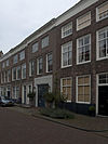 Huis met lijstgevel in lijst gedateerd 1737