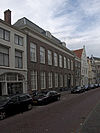 Breed patriciershuis met rechte gevel op hardstenen plint