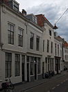Huis met gepleisterde lijstgevel