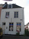 Huis met eenvoudige gepleisterde lijstgevel