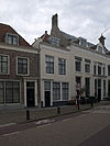 Huis met gepleisterde lijstgevel
