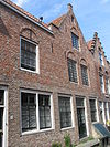 Huis met rechte gevel, waarin vensters met ontlastingsbogen
