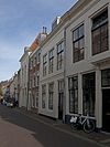 Huis met eenvoudige lijstgevel, gepleisterd