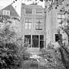 Huis met rechte gevel, kroonlijst met consoles