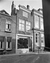 Huis met op de hoeken afgeschuinde lijstgevel