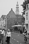Vismarkt. Hoekhuis Sint Jansstraat 37.JPG -  Vismarkt. Hoekhuis Sint Jansstraat 37 Op de achtergrond de Lange Jan 