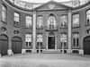 Zicht op het middendeel van de voorgevel, met ingang, fronton en een deel van de rondgebogen zijvleugels - Middelburg - 20155126 - RCE -  Van De Perrehuis: Zicht op het middendeel van de voorgevel, met ingang, fronton en een deel van de rondgebogen zijvleugels 