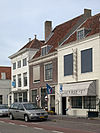 Huis met rechte gevel, lijst met consoles