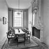 Interieur, linker voorkamer, met schouwpartij - Middelburg - 20335921 - RCE -  Societeit De Vergenoeging: Interieur, linker voorkamer, met schouwpartij (opmerking: Gefotografeerd voor Huizen in Nederland, Hendrick de Keyser) 