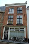 Huis met gepleisterde rechte gevel