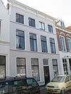 Huis met rechte gevel, kroonlijst met consoles