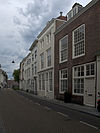 Huis met rechte gecementeerde gevel
