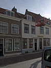 Huis met lijstgevel onder een dak met nr 43
