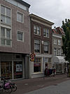 Huis met lijstgevel, benedenbouw gepleisterd