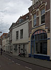 Huis met gepleisterde rechte gevel