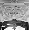 Interieur, detail van stucwerk gang- bovendeurstuk met twee wapenschilden - Middelburg - 20155935 - RCE -  Societeit De Vergenoeging: Interieur, detail van stucwerk gang: bovendeurstuk met twee wapenschilden 