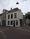 Huis met gecementeerde lijstgevel