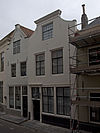Huis met gepleisterde, met lijst afgesloten topgevel
