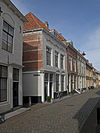 Huis met langsgevel waarvan de vernieuwde gootlijst op klossen rust