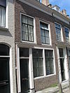 Huis met eenvoudige gepleisterde lijstgevel
