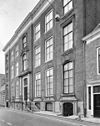 Voorgevel - Middelburg - 20335940 - RCE -  Zeeuws Museum: Voorgevel (opmerking: Gefotografeerd voor Huizen in Nederland, Hendrick de Keyser) 