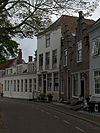 Pand met lijstgevel aan de gracht, en afgewolfd dak